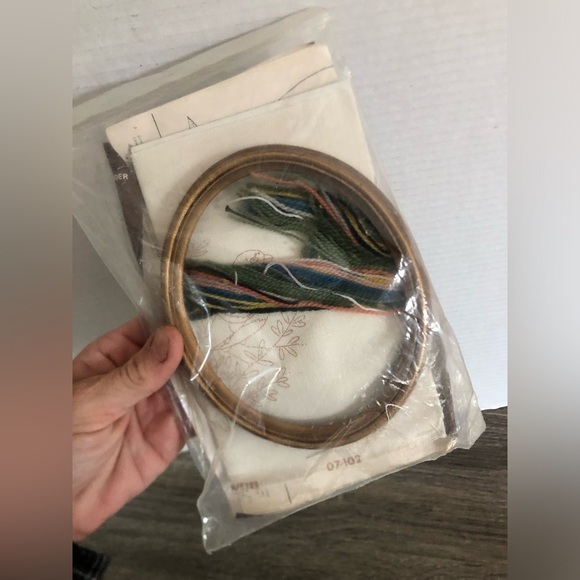 Vtg Charmin Bunting Crewel Kit - Picture 7 of 10